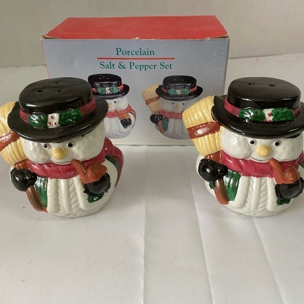 Porcelain Snowman Salt& Pepper Set (FH)